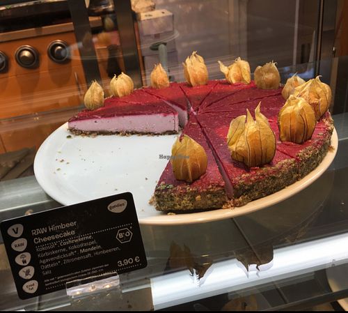 raspberry cake at Goodies in Hamburg