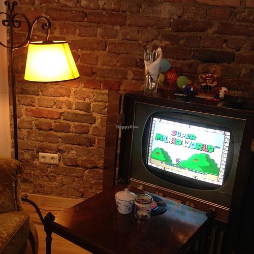 Gaming corner with an old TV set and a Super Nintendo.  at Kruemelkueche in Duisburg