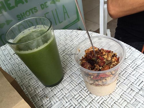 green vegetable juice and vegan yoghurt at Mercado Verde - Jaime Zudanes in Montevideo