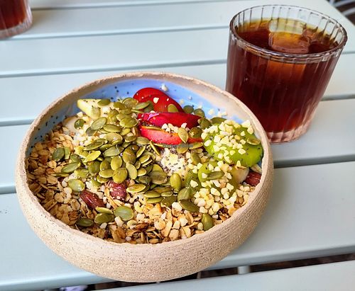 Blue granola (vegan) + cold brew at Baïda Mon Amour in Annecy