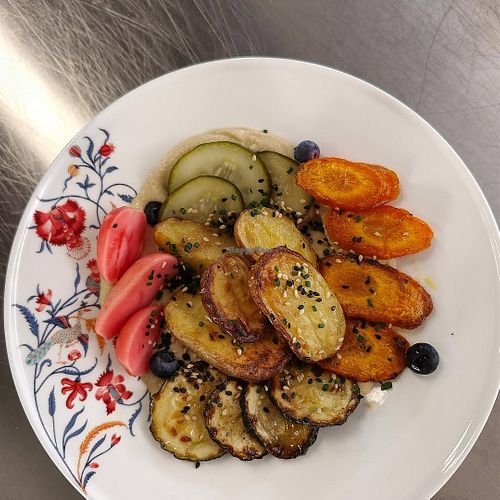 Hummus - geröstete Kartoffel, Karotte, Zucchini, eingelegte Radieschen und Salatgurke at Zum Reh in Nuremberg