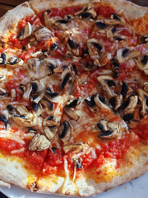 Vegane Pizza mit extra Pilzen at Trattoria Nobile in Stuttgart