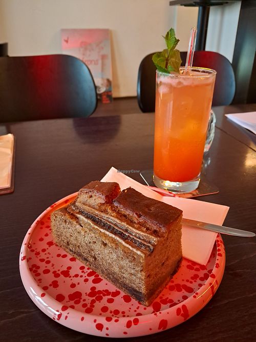 Veganes Bananenbrot und Erdbeerlimonade at Bifrons in Ravensburg
