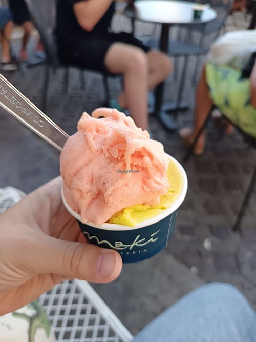 Pfirsich und Golden Milk at Gelateria Makì in Fano