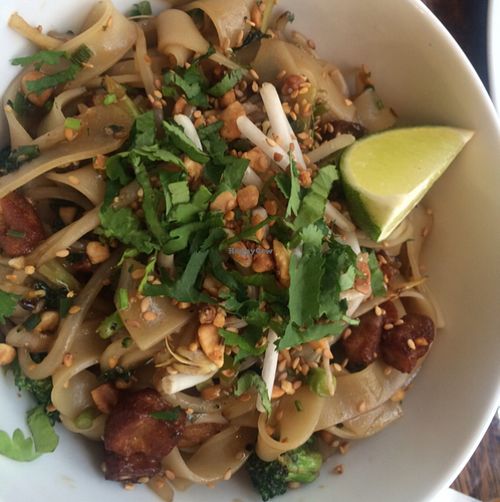 pad thi at Brasserie LoLa in Paris