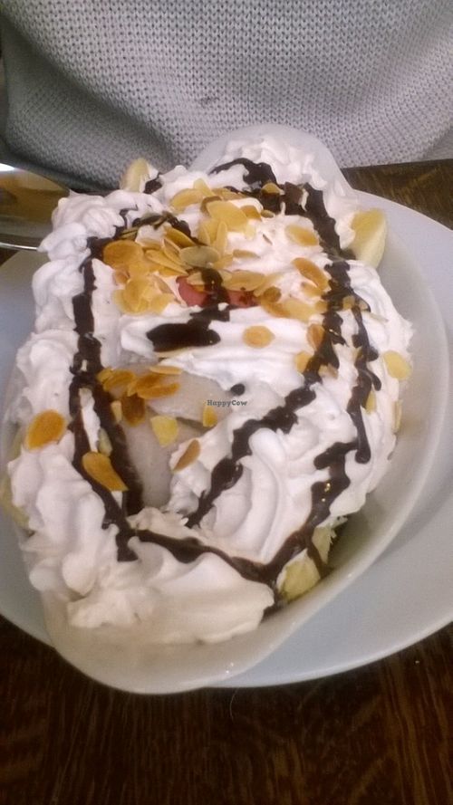 Banana split, très bon et très copieux dessert  at Brasserie LoLa in Paris