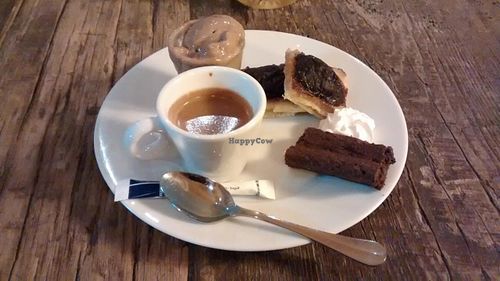 Café gourmand at Brasserie LoLa in Paris