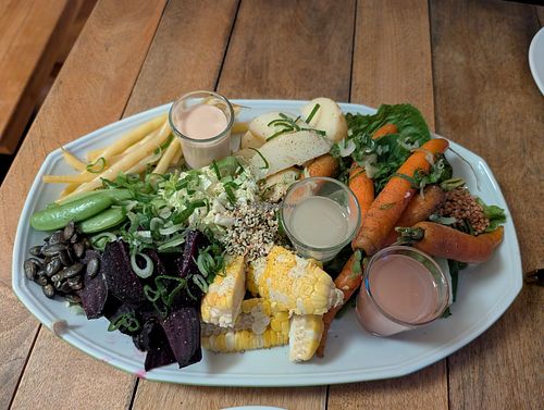 Assiette de légumes frais et vinaigrettes at Automne / Restaurant in Saguenay