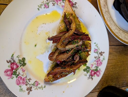 Toast de champignons sauvages at Automne / Restaurant in Saguenay