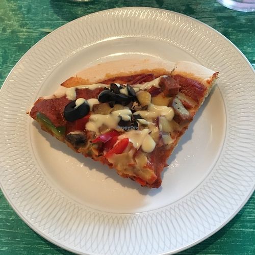 Pointe de pizza at Antidote Bouffe Vegane in Montreal