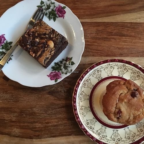 Brownie noisettes et caramel salé et muffin aux canneberges at Antidote Bouffe Vegane in Montreal