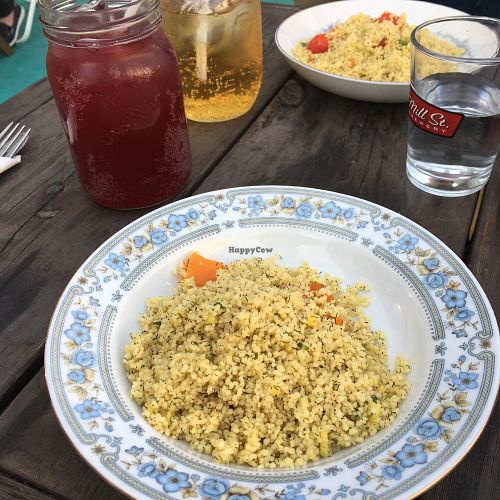 Salade du jour (couscous à l'aneth) et kombucha aux baies d'açaï de Lola Rosa at Antidote Bouffe Vegane in Montreal