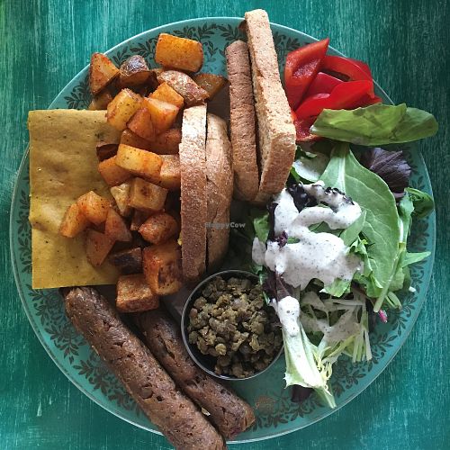 Assiette Brunch avec "omelette", saucisses et creton at Antidote Bouffe Vegane in Montreal
