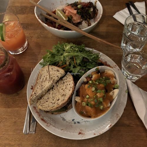 Sandwich smoked meat et poutine at Antidote Bouffe Vegane in Montreal