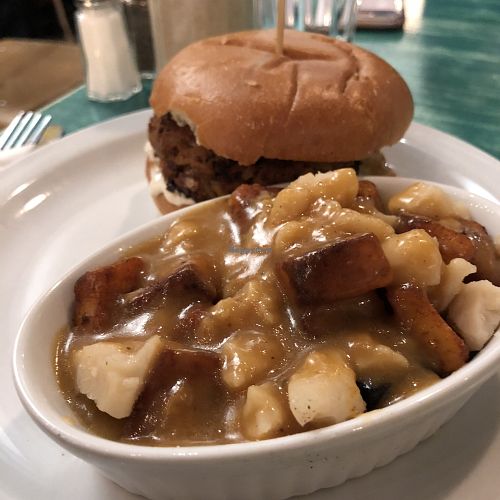 Poutine et Burger régulier at Antidote Bouffe Vegane in Montreal