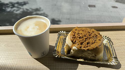 Café con avena y rollo de canela con Lotus at Patxes bilbao pastelería in Bilbao