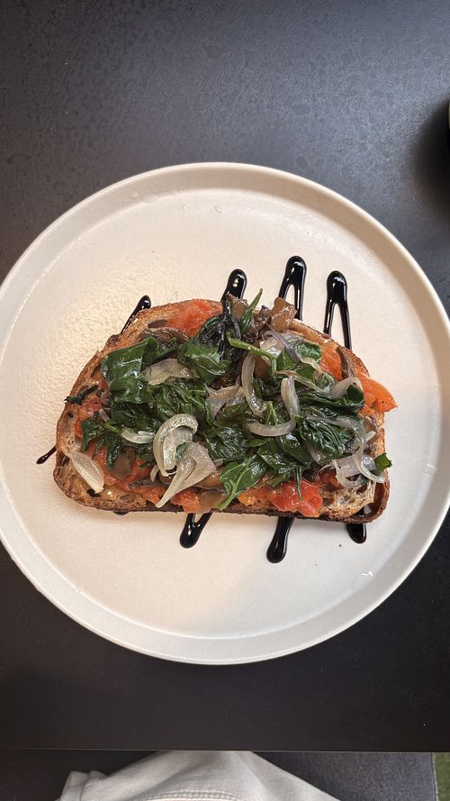 TOSTADA COGU (Tostada feita no pão de fermentação natural, pasta de castanha do pará, mix de cogumelos, tomate assado, espinafre com cebola roxa e um toque de redução de acet at freak café in Sao Paulo
