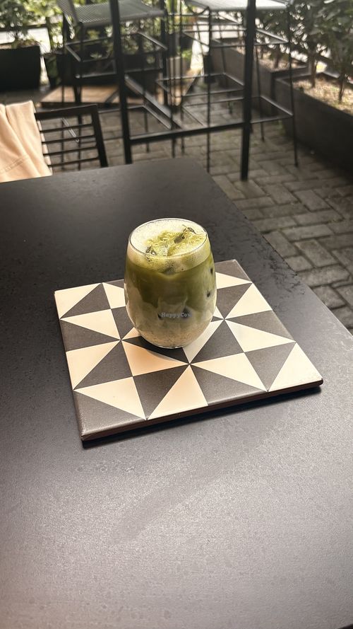 matcha latte com leite de aveia  at freak café in Sao Paulo
