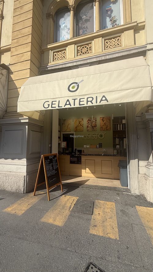 Front of the gelateria  at Gelateria Insisto in Sanremo