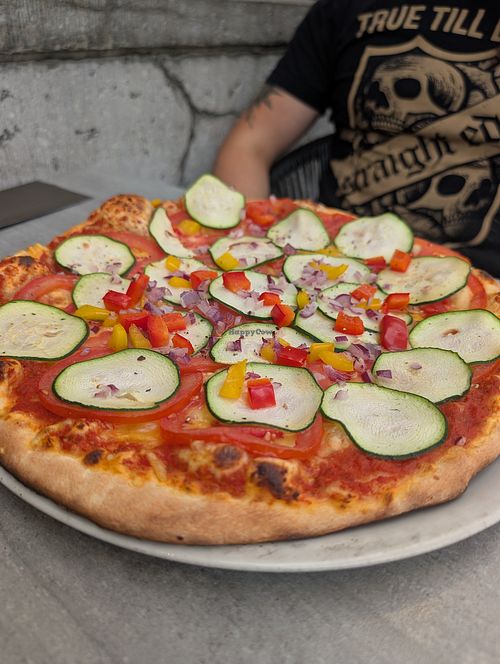 Vegan Pizza 💚 there was vegan cheese under the topping at Chez Herman L'Histoire sans Faim in Rochefort
