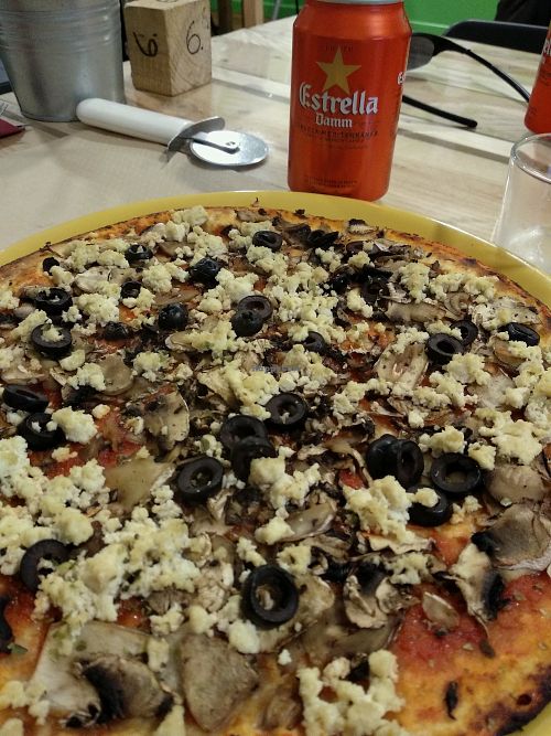 Vegan Mushroom/Olive/Tofu Pizza at Dolce Pizza y Los Veganos - Hipolit Lazaro in Barcelona