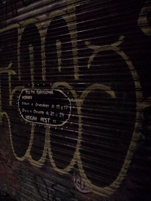 Hours in Catalan: dilluns a divendres de 13h a 17h, dijous a dissabte de 20h a 24h. Translation: Monday to Friday 1pm-5pm, Thursday to Saturday 8pm-12am at Pili-Pile in Barcelona