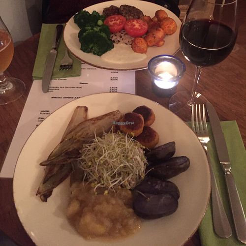 chickpea balls and tofu bean burger, SO good at Bites and Wines in Antwerpen