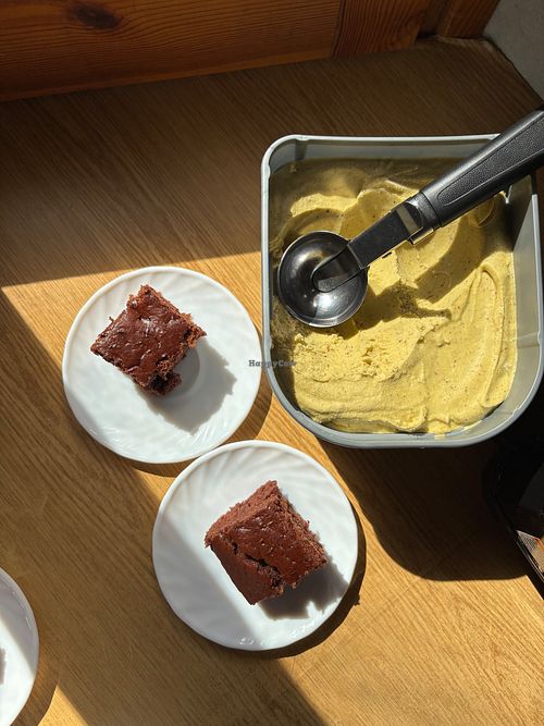 Pastís casolà amb gelats del Cóm at Refugi d'Estaon in Estaon