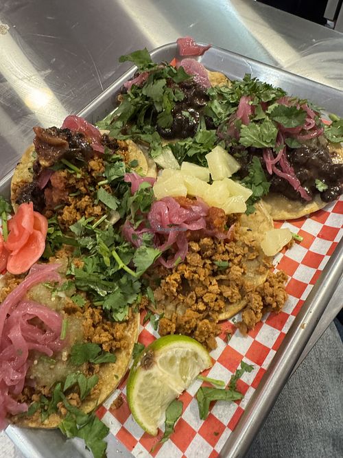 Tacos mit „No beef“ und Bohnen.   at Taqueria Tobabo in Cologne