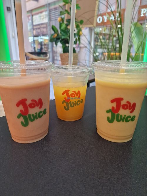 Mango loco, orange juice and passionboom at Joy Juice in Valencia