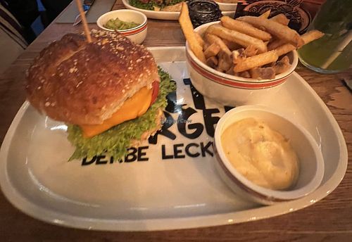 Cheeseburger und Pommes  at Dulf's Burger  in Hamburg