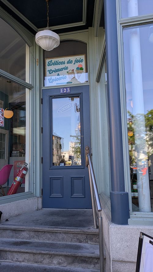 Entry door at Délices de Joie Crèmerie et Epicerie in Quebec