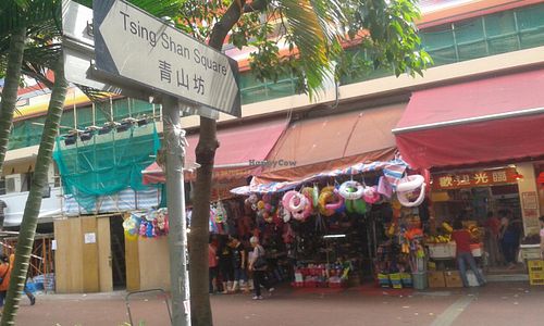 There's a gap between the 2 shops. That's the way into the mall where Sin Heng is. at Sin Hang Veggies in New Territories