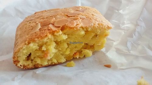 Vegan cake with safran, almond and vanilla at O'Saj in Toulouse