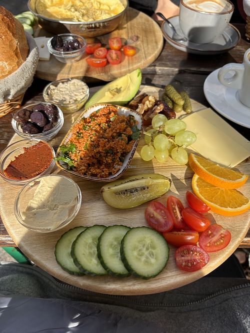 Brood, fruit, humus, couscous, olijven, groenten.   at Kampus Breakfast House Cafe in Berlin