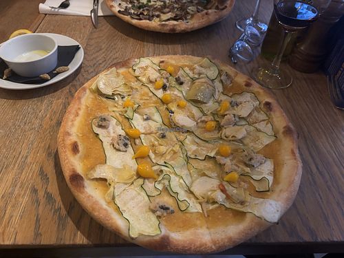 Vegan pizza met vegan gorgonzola van noten   at De Pizzabakkers Haarlem in Haarlem