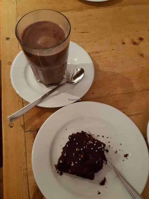 Hot chocolate with almond milk and a brownie at Schiller's in Heidelberg
