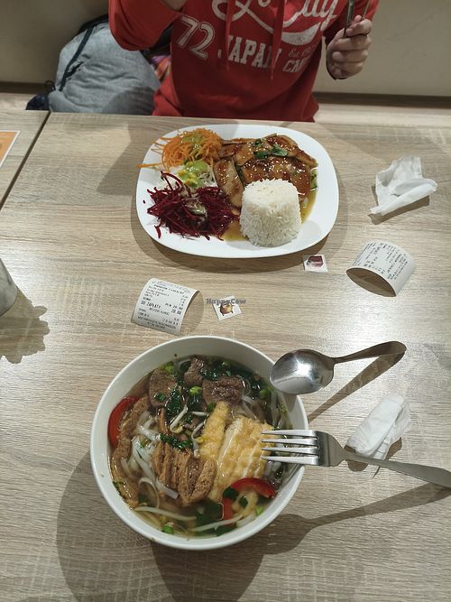Kurczak Teriyaki i zupa Pho at Vegamama in Warsaw