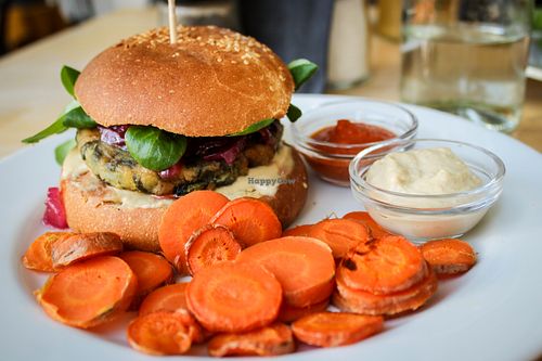 vegan burger in house-made bun with carrots at Mamacoffee in Prague