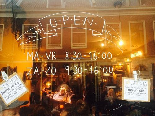 the hours are wrong in the explanation  at Lavinia Good Food - Centrum in Amsterdam