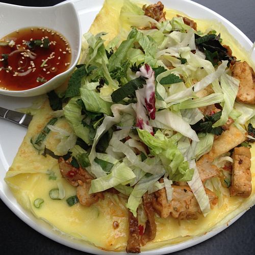 Vietnamese crepe with tofu, seitan and herbs at Cat Tuong in Berlin