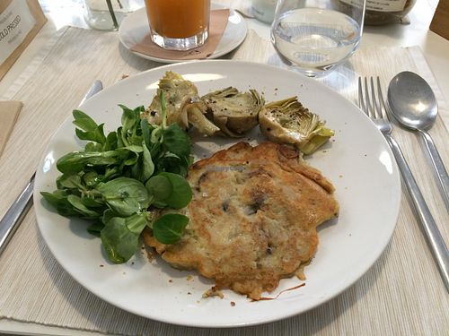 Fennel and mushroom omelette with marinated artichokes at El Vergel Veggie Restaurant in Tarragona
