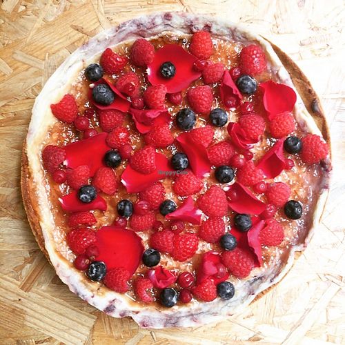 Cheesecake with roses and red fruits at El Vergel Veggie Restaurant in Tarragona