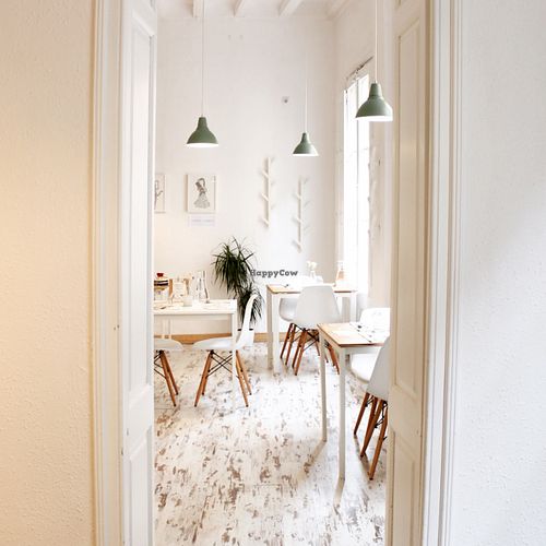 Large and cozy rooms at El Vergel Veggie Restaurant in Tarragona