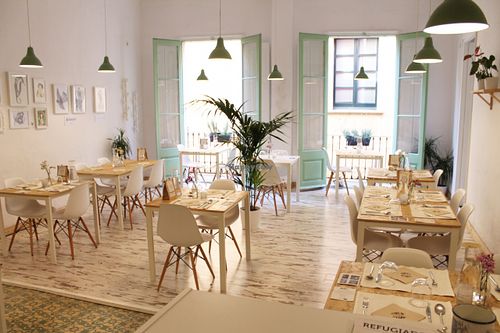 Large and cozy rooms at El Vergel Veggie Restaurant in Tarragona