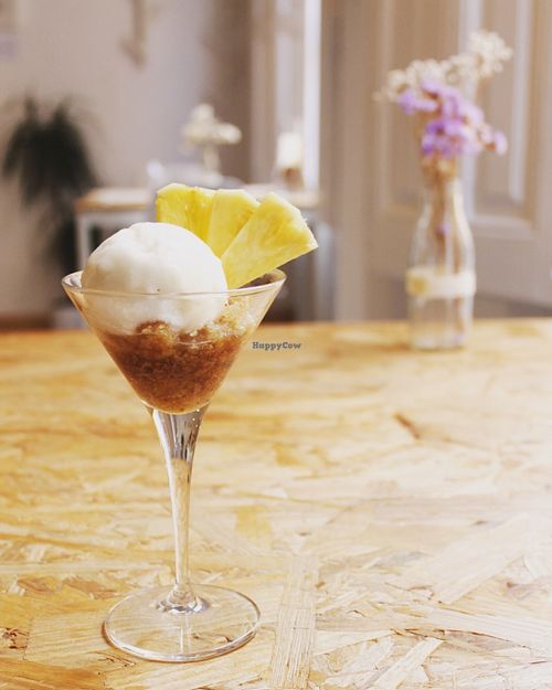 Bizcocho de Malibú con sorbete de piña colada at El Vergel Veggie Restaurant in Tarragona