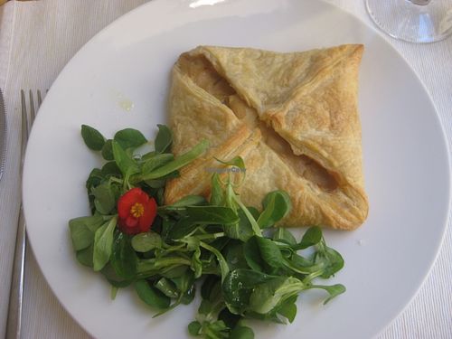 Apple, leek and cream cheese puff pastry parcel at El Vergel Veggie Restaurant in Tarragona