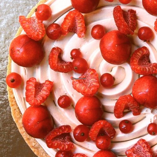 Cherry, white chocolate and pistachio pie at El Vergel Veggie Restaurant in Tarragona