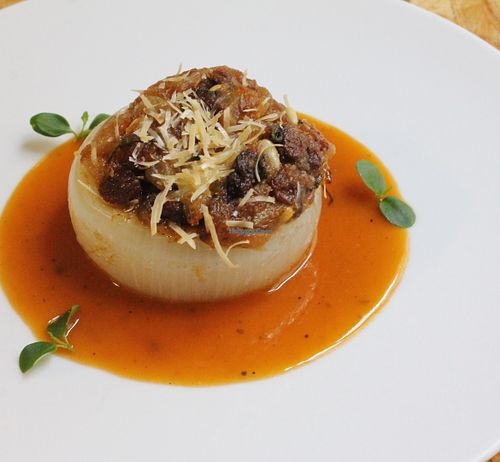 Cebolla dulce gratinada rellena de pasas y piñones con salsa de Madeira #vegan en #elvergeltarragona  at El Vergel Veggie Restaurant in Tarragona