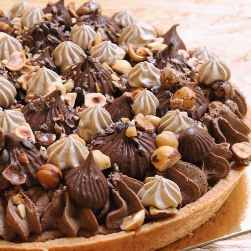 Tarta de avellanas con mousse de gianduja y avellanas tostadas y garrapiñadas #vegan en #elvergeltarragona.  at El Vergel Veggie Restaurant in Tarragona